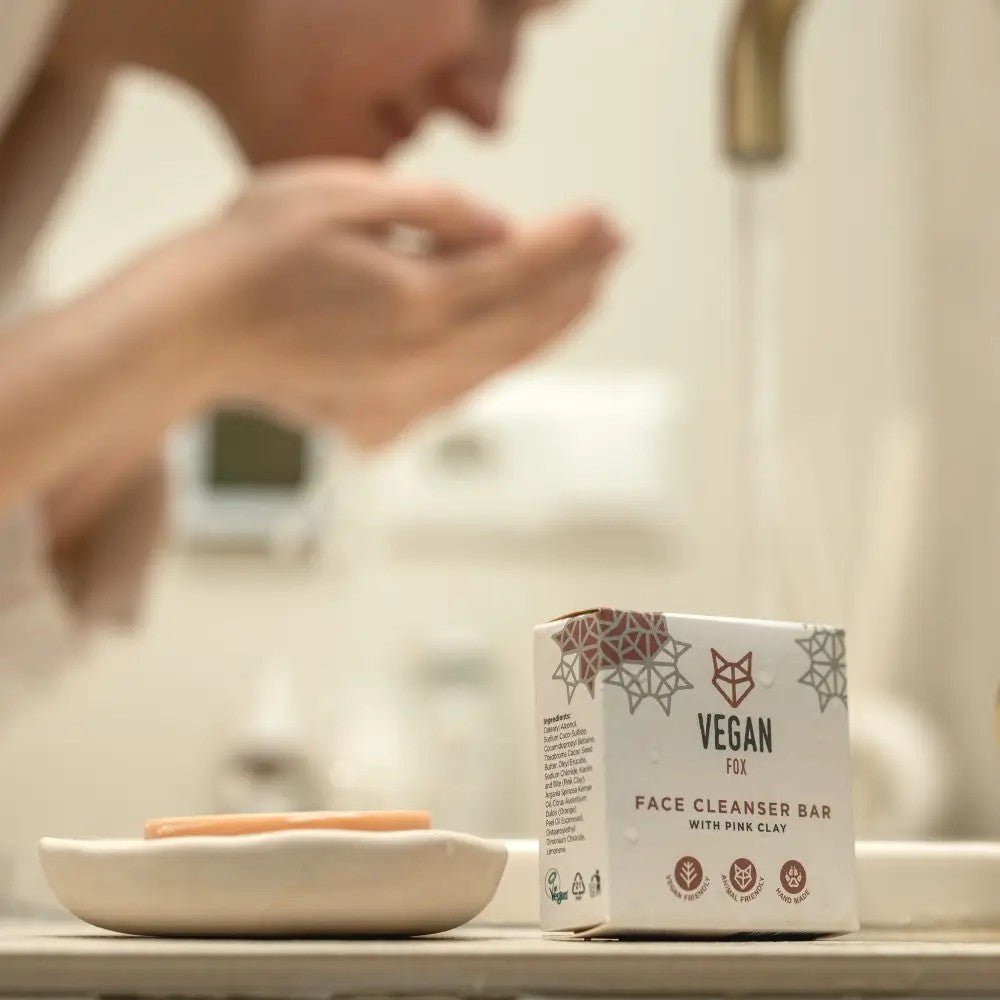 Hur rengör man ansiktet rätt? En komplett guide för frisk hud.