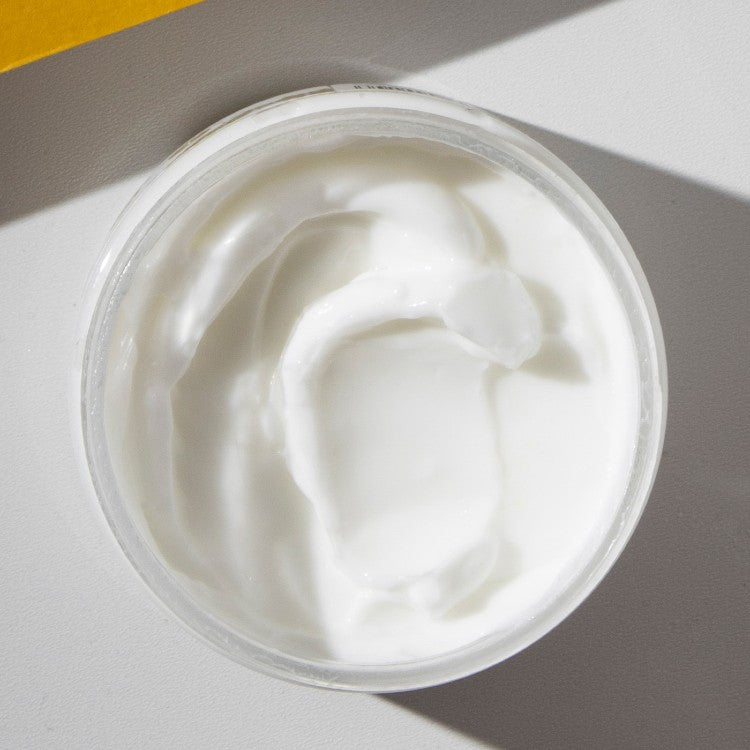 body lotion i burk på vitt underlag