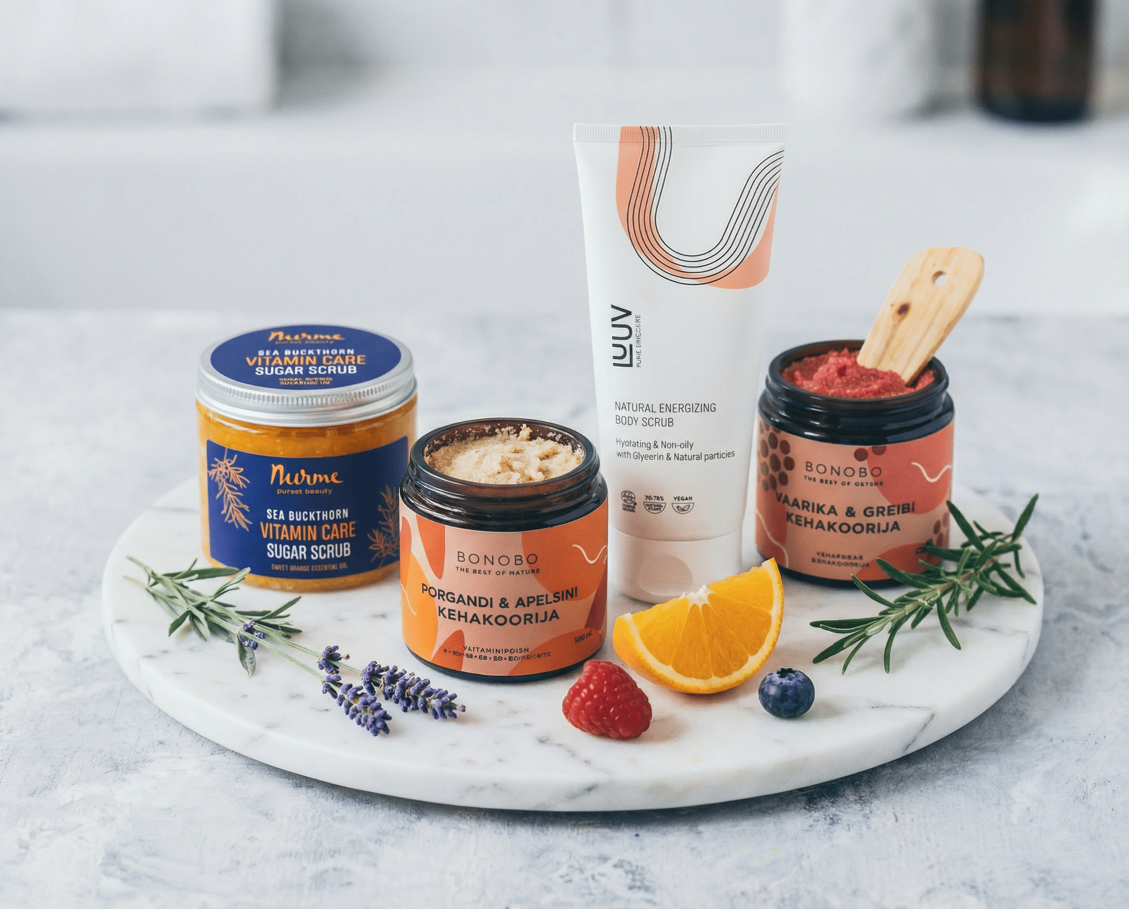Naturliga body scrubs i glasburkar och tub med ekologiska ingredienser som bär, citrus och örter – exfolierande kroppsskrubb för len och mjuk hud.