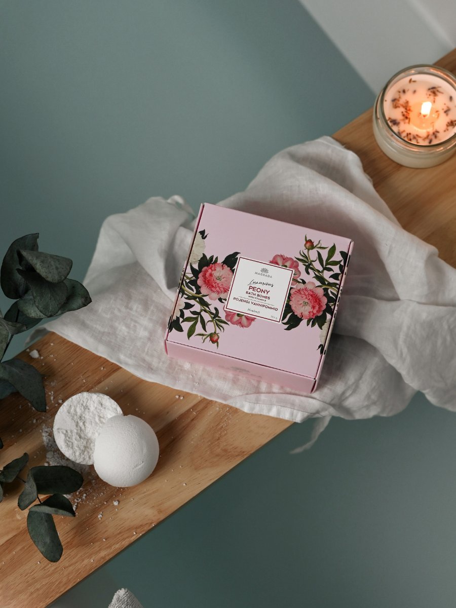 Lyxiga Pion Badbomber med Vitamin E - rosa förpackning med pionmönster, vita badbomber på träbricka med ljus