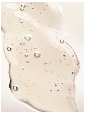 Genomskinlig gel med bubblor och droppar på ljus yta - 2-in-1 Hair & Body Wash for men 490 ml
