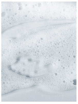 Vit skummande schampo med rika bubblor och krämig textur för fuktgivande schampo för män