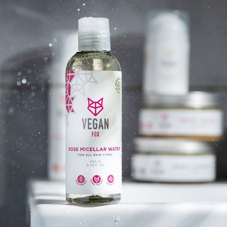Vegan Fox Rose Micellar Water i genomskinlig flaska med vit etikett och rosa text, 200 ml