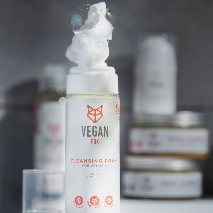 Vit flaska med Vegan Fox Cleansing Foam for Dry Skin 200ml, pumpmunstycke och vit skum, röd logotyp