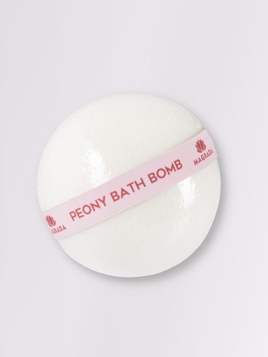 Vit rund badbomb med rosa etikett märkt Peony Bath Bomb från Magrada, lyxig pion-doftande badprodukt