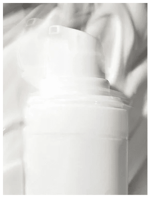 Vit krämtub med mjuk, len textur av Smoothing Eye Cream for men, 15 ml i elegant minimalistisk design