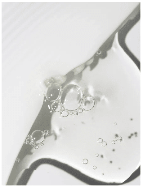 Clarifying Gel for Men med genomskinlig geltextur och luftbubblor som visar produktens lätta konsistens