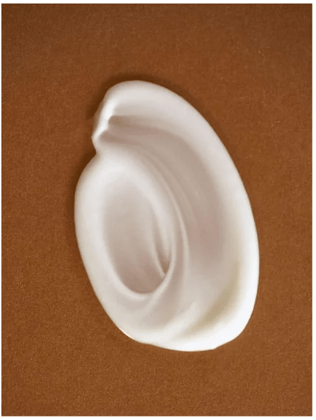 Vit krämklick av Collagen Anti-Age Night Cream for men visar len, silkig textur mot brun bakgrund