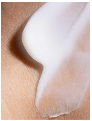 Vit krämig textur av Collagen Anti-Age Night Cream for men som smetas ut på hud och visar produktens smidiga konsistens