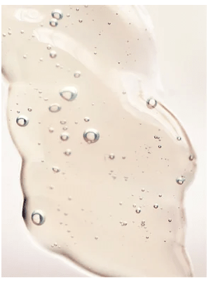 Double Hydration Boost Gel + HA med genomskinlig gelkonsistens och vattendroppeffekt på ljus yta