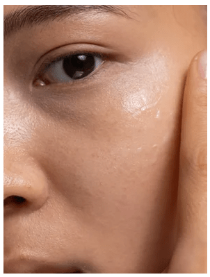Närporträtt av kvinna med strålande, fuktig hud efter användning av Collagen Anti-Age Night Cream