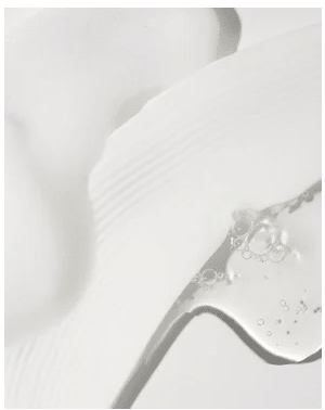 Vit krämig textur av Gentle Cleansing Milk som rinner mjukt, visar produktens milda och återfuktande konsistens