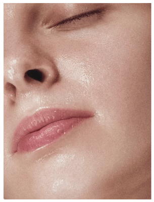 Kvinna med fuktig, strålande hud som visar resultatet av Glycolic Acid Exfoliating Toner behandling