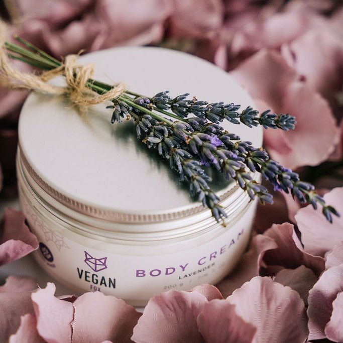 Lavendel Body Cream 200g i vit burk med lila text, dekorerad med torkade lavendelkvistar och rosa kronblad