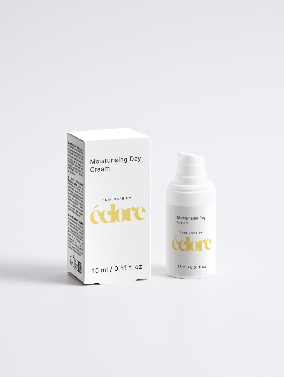 Vit hudvårdsförpackning med pump och kartong för Moisturising Day Cream från éclore, 15ml, minimalistisk design