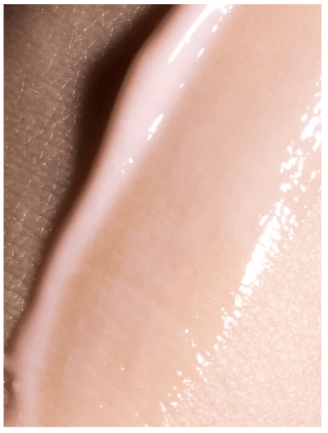 Peptide Anti-Aging Serum med lätt, genomskinlig gel-textur som glider över huden och visar produktens smidiga konsistens