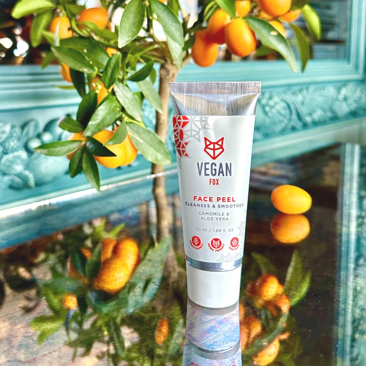 Vit tub med Vegan Fox Face Peel 50ml på spegelbord med citrusträd i bakgrunden