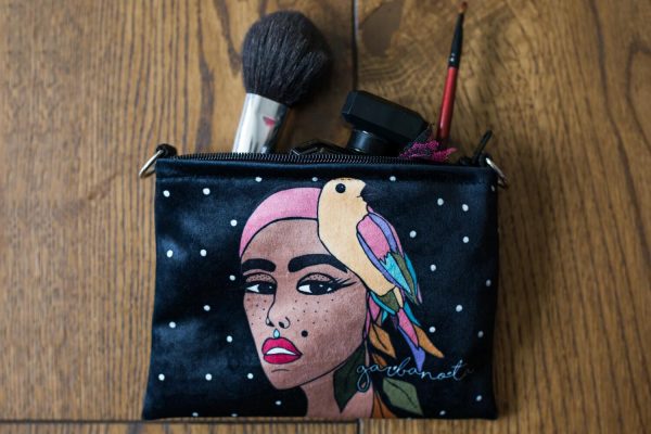 MAKEUP BAG / POUCH SIUZANA - BLACK svart sminkväska med färgglad kvinnoporträtt och fågel, fylld med sminkborstar