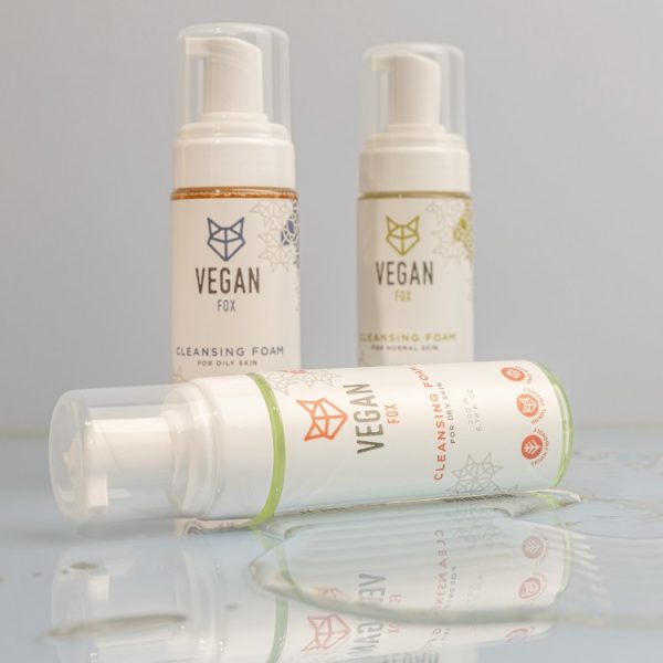 Vit pump-flaska med Vegan Fox Cleansing Foam for Dry Skin 200ml, minimalistisk design med fox-logotyp