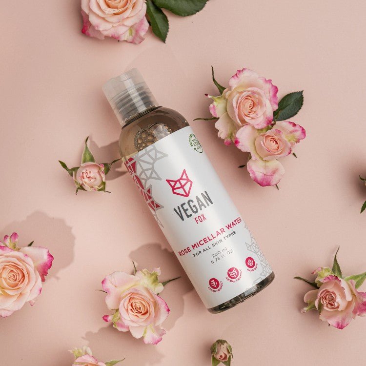 Rose Micellar Water 200ml i transparent flaska med vit etikett och pumpspray, omgiven av rosa rosor på ljusrosa bakgrund