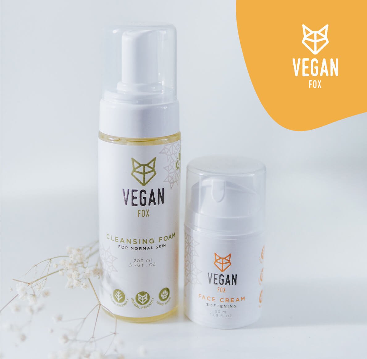 Vegan Fox rengöringsskum för normal hud i vit flaska med pump, 200 ml, bredvid ansiktskräm mot ljus bakgrund