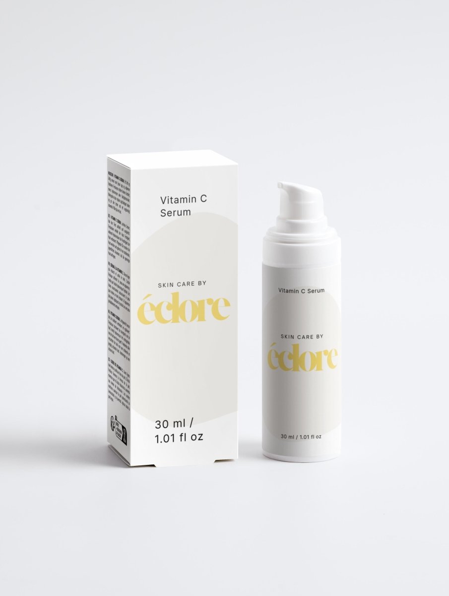 Vit flaska och förpackning med Vitamin C Serum från éclore, 30 ml, med pumpfunktion mot ljus bakgrund