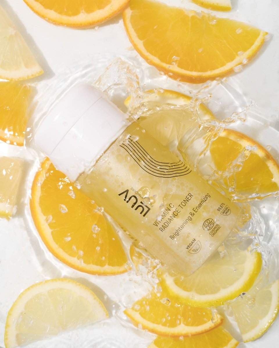 LUUV Vitamin C Radiance Toner flaska bland apelsin- och citronskivor i vatten