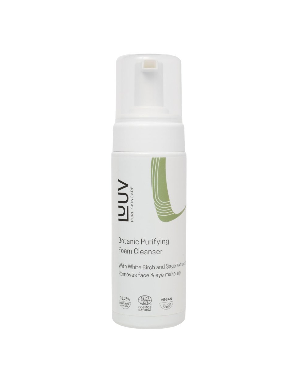 Vit pumpflaska med Botanic Purifying Foam Cleanser, genomskinlig topp och gröna designelement på etiketten