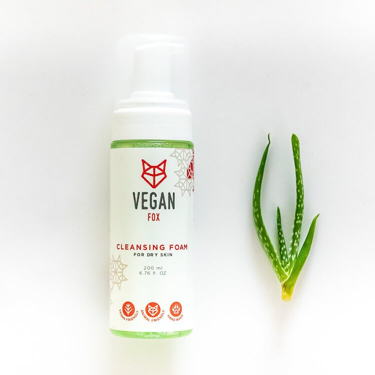 Vit flaska med Vegan Fox Cleansing Foam for Dry Skin 200ml, grön pump och etikett, bredvid aloe vera-blad