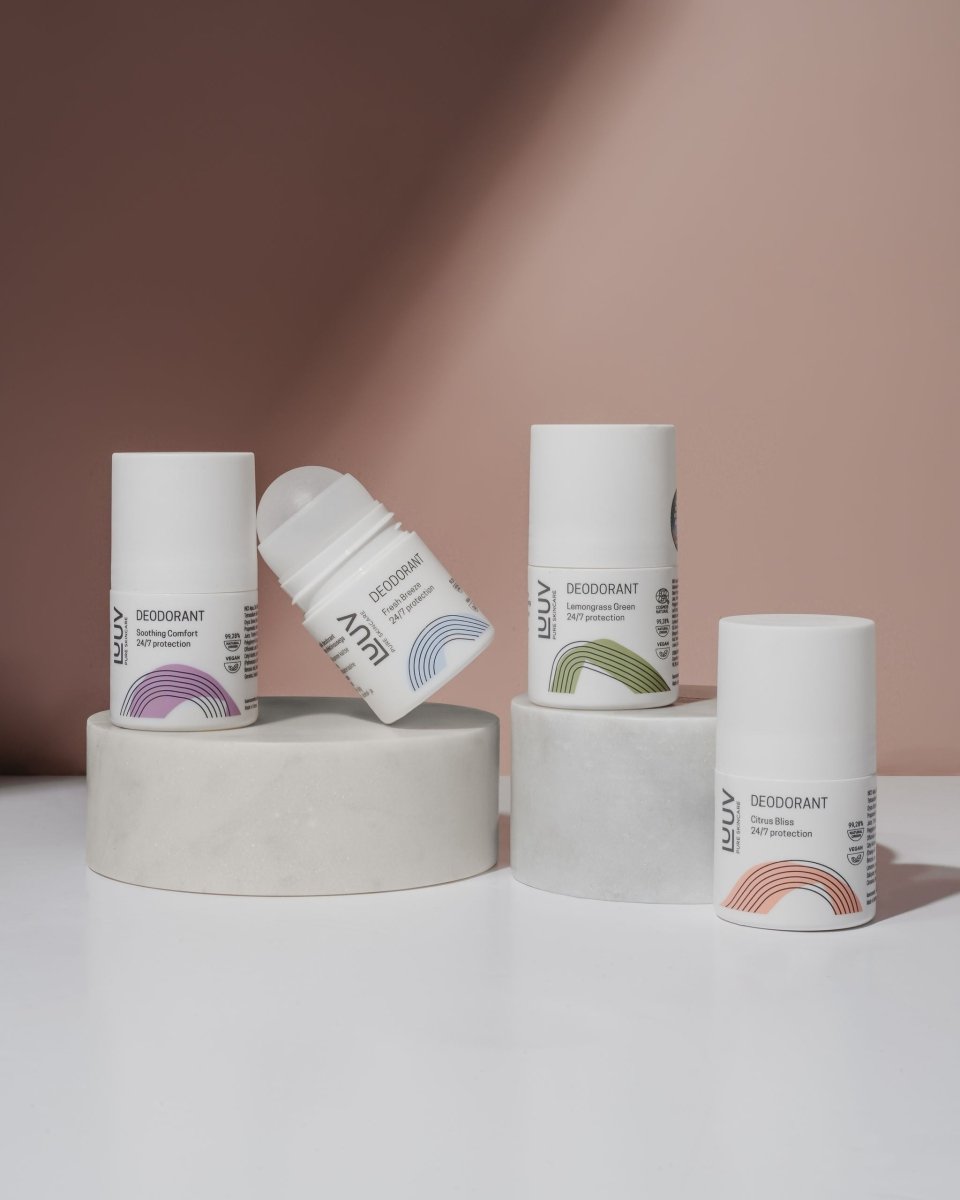 Vit rulldeodorant Fresh Breeze 50ml med blå regnbågsdesign, del av produktserie med olika färgade deodoranter