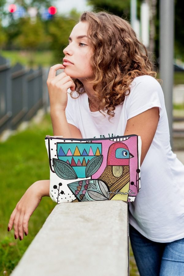 Handgjord sminkväska med fågelmotiv Little Bird i färgglada mönster med rosa fågel och geometriska former
