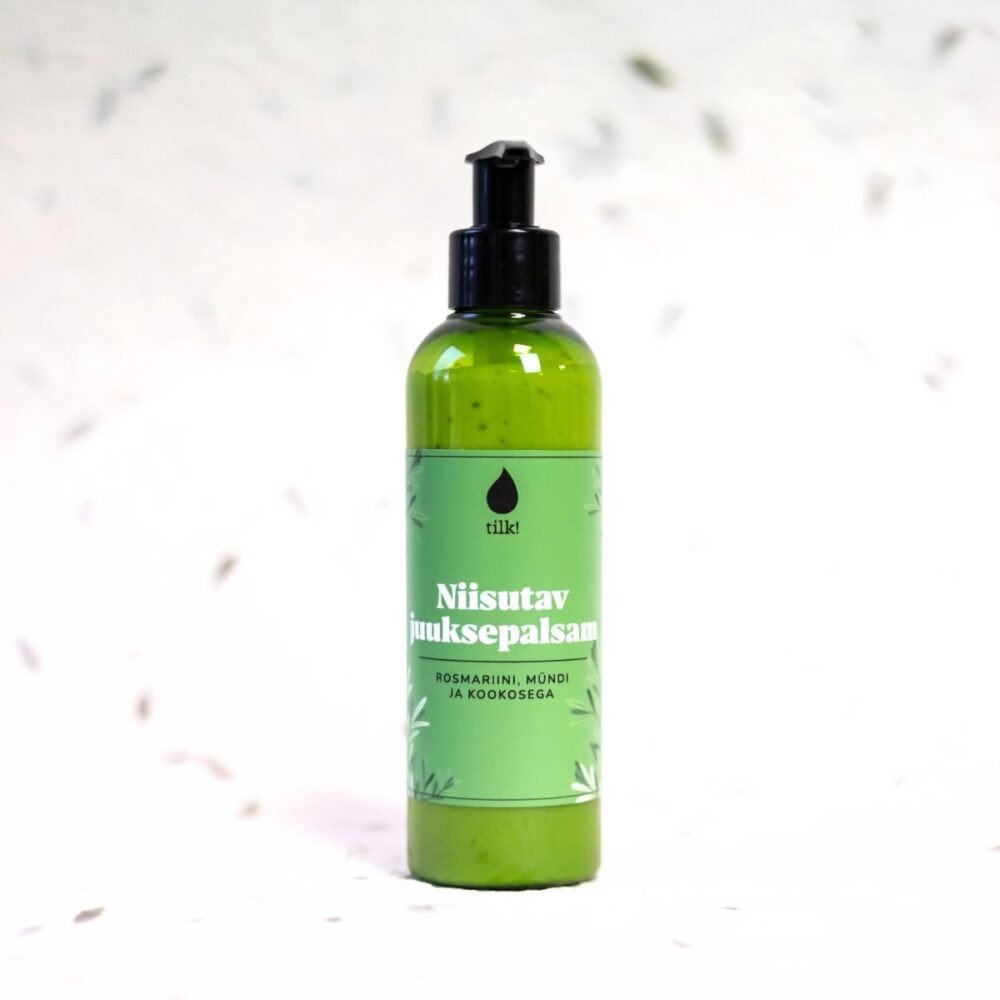 Grön pumpflaska med hårbalsam med mynta, rosmarin och kokos. Genomskinlig grön vätska och svart pumptopp mot vit bakgrund.
