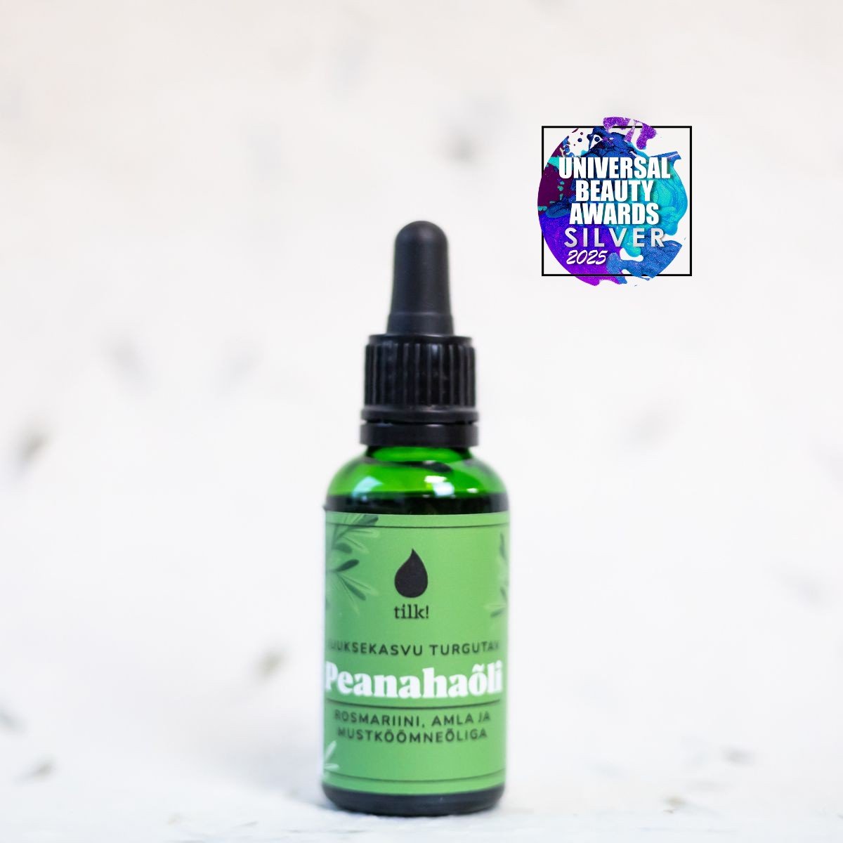 Grön glasflaska med pipett innehåller hårbottenolja för hårväxt med svart spiskummin och amla, 30ml från Tilki