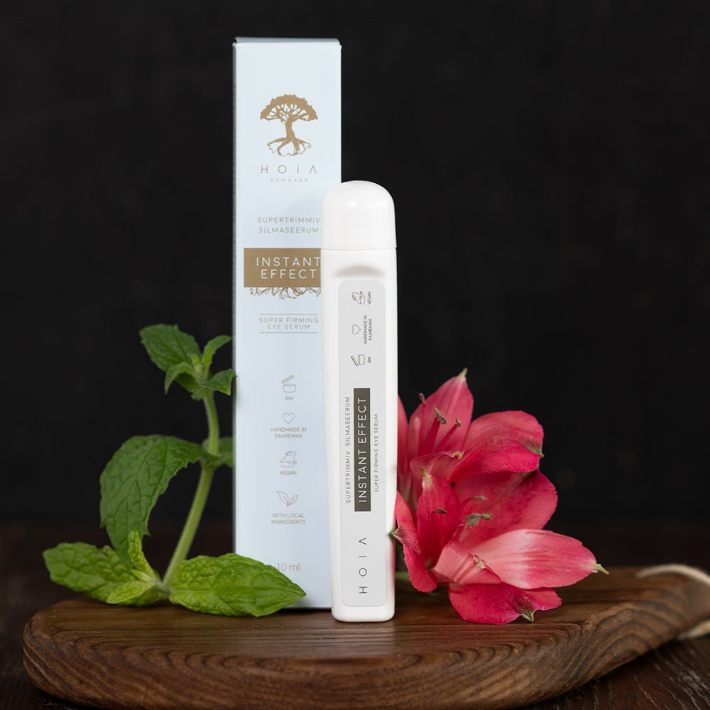HOIA Superfirming Eye Serum med Bakuchiol i vit applikatorpenna med tillhörande vit förpackning, dekorerat med gröna blad