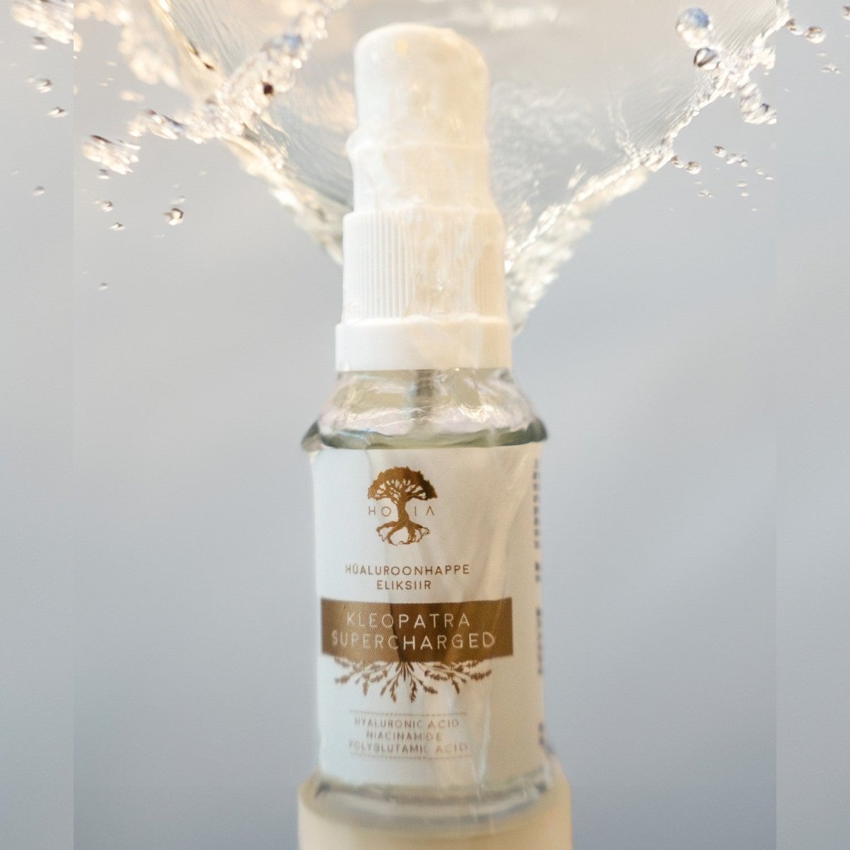 Kleopatra SUPERCHARGED Hyaluronic Acid Elixir 20ml sprayflaske i glas med vit pump och etikett