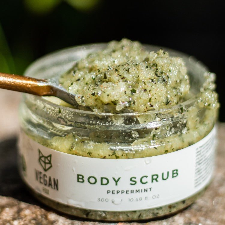 Pepparmint Body Scrub i glasburk med grön krystallik textur, metallsked visar den grovkorniga konsistensen