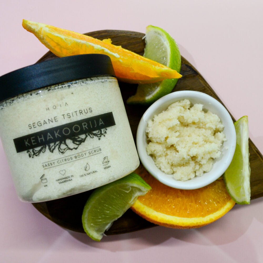 HOIA kroppsskrubb citrus och sheasmör i burk med apelsin, lime och skrubb i skål