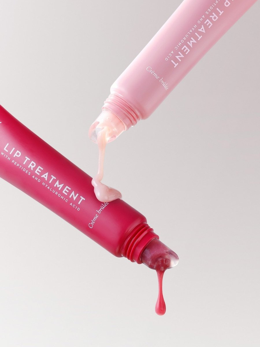 Två tuber läppbalsam med hyaluronsyra i rosa och rött, texturen droppar från applikatorn