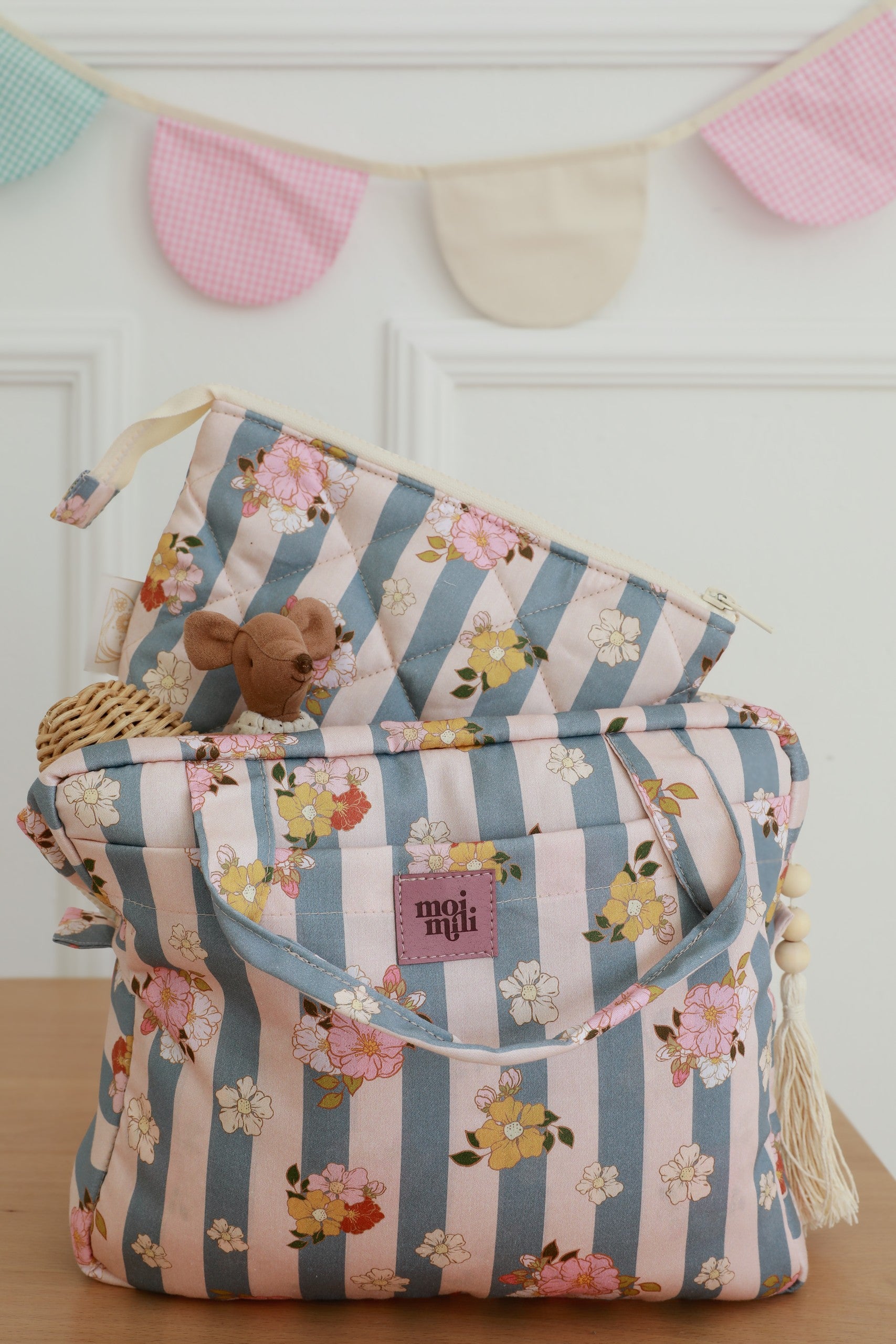 Large Make-Up Bag Blue Stripes - blårandig necessär med blommönster, rosa label och beige tofs