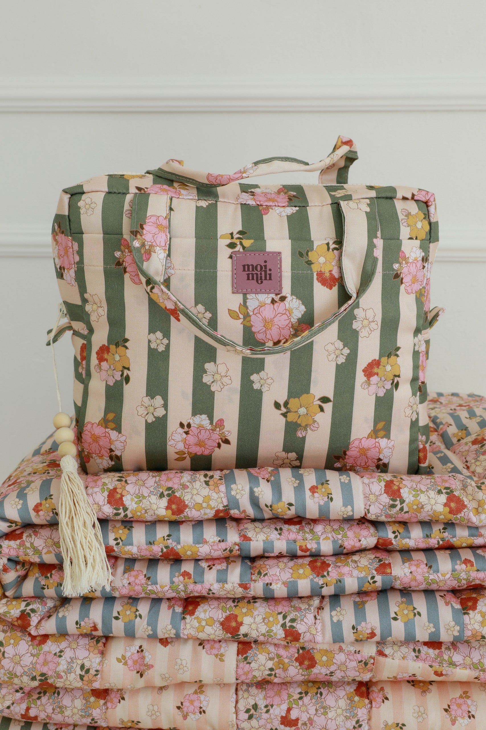 Large Make-Up Bag Green Striped - grönrandig necessär med blommönster, handtag och märkning, på blommig textil