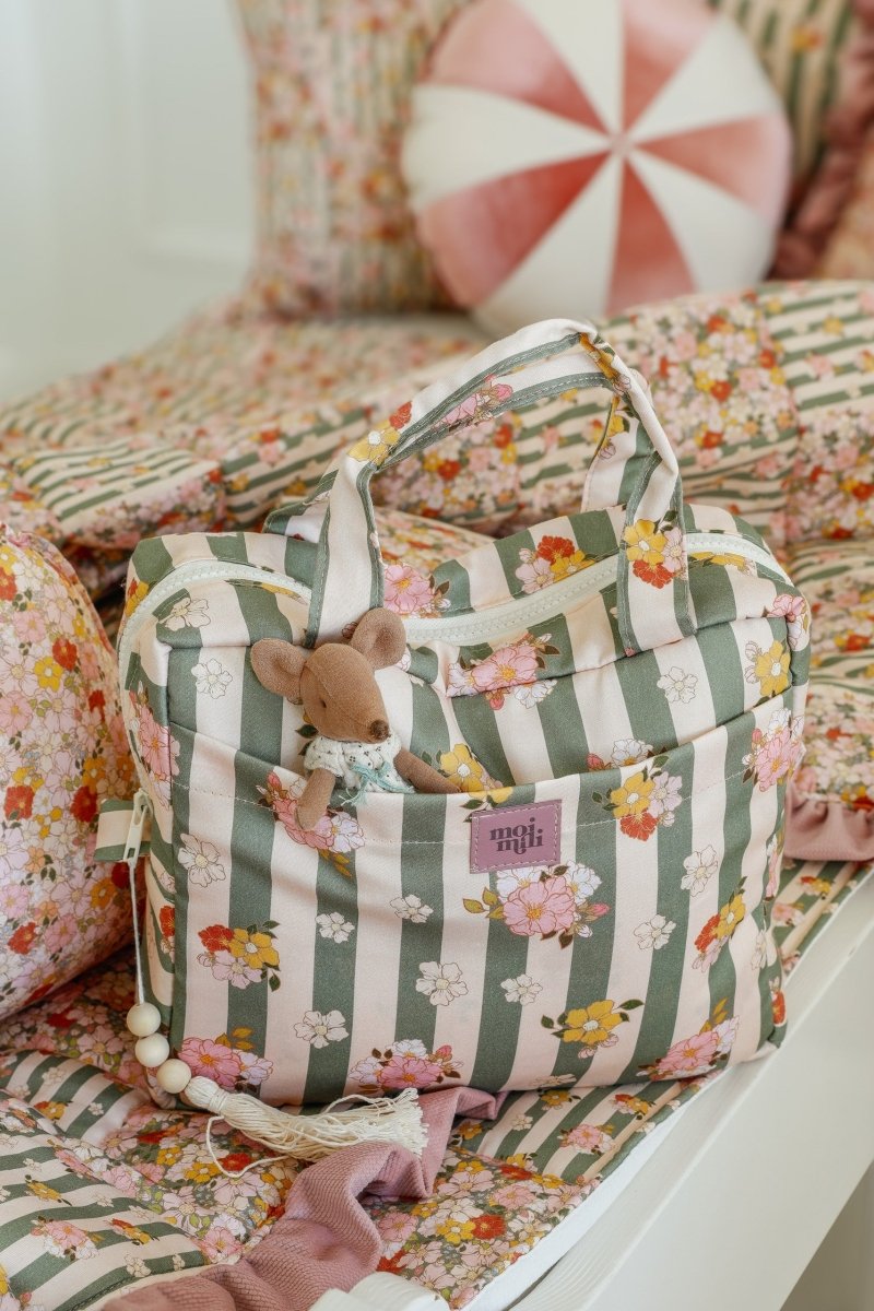 Large Make-Up Bag Green Striped - randig necessär i grönt och vitt med blommönster, på blommig sängkläder