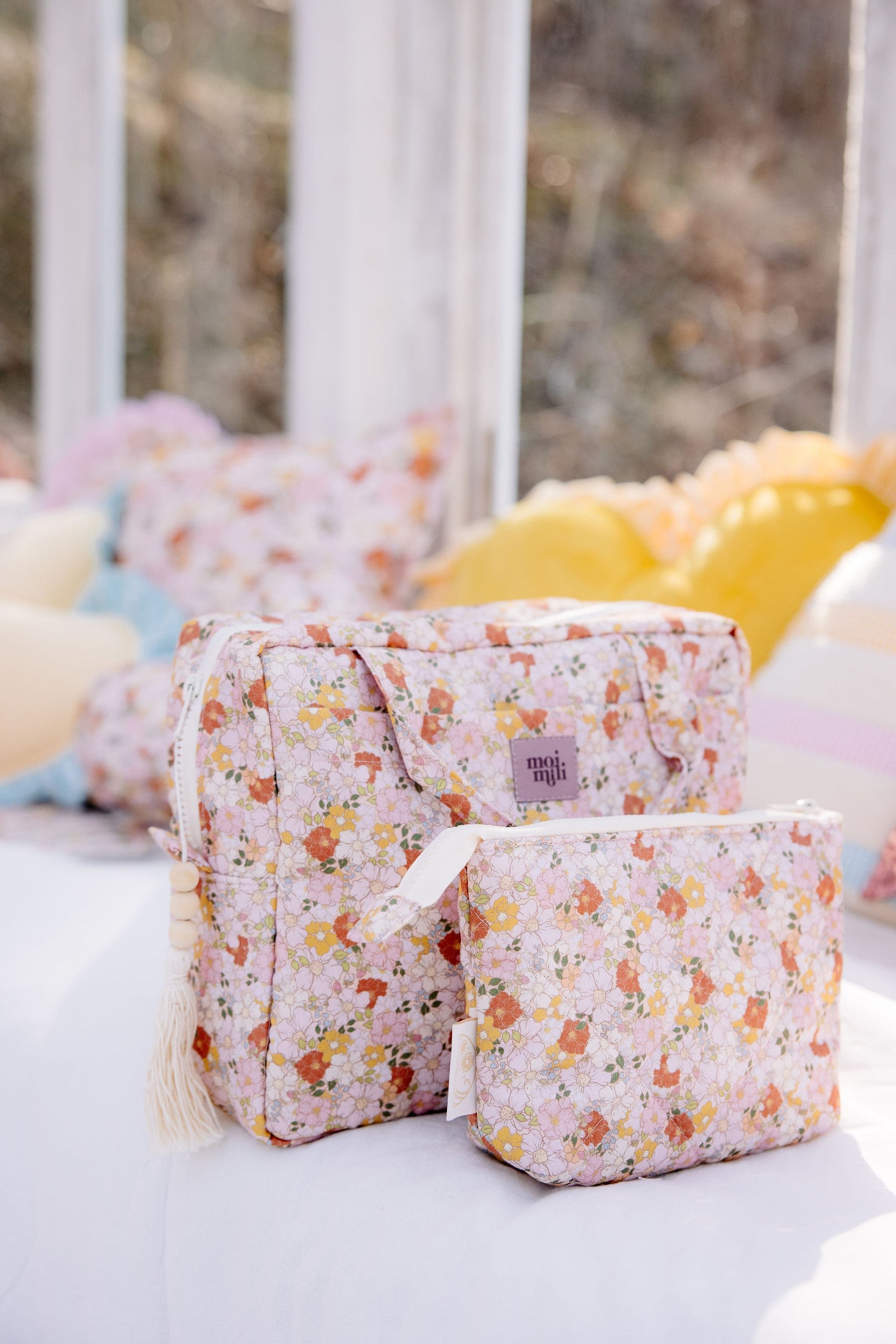 Make-Up Bag Set of 2 - Spring Garden i ljusrosa tyg med småblommigt mönster i gult och orange, två storlekar