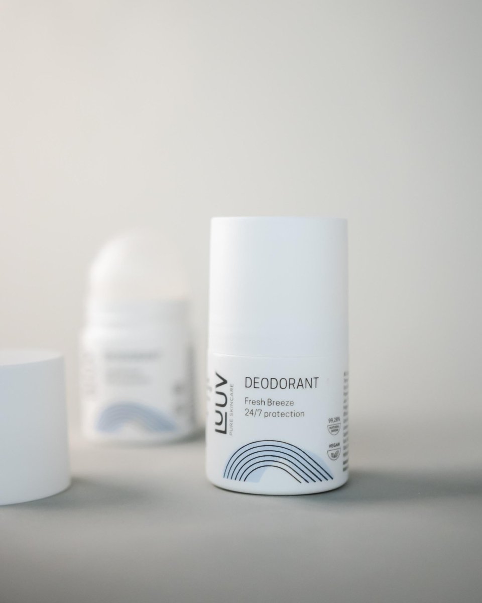 LUUV deodorant Fresh Breeze i vit cylindrisk förpackning med blå regnbågsdesign, stående på ljus yta
