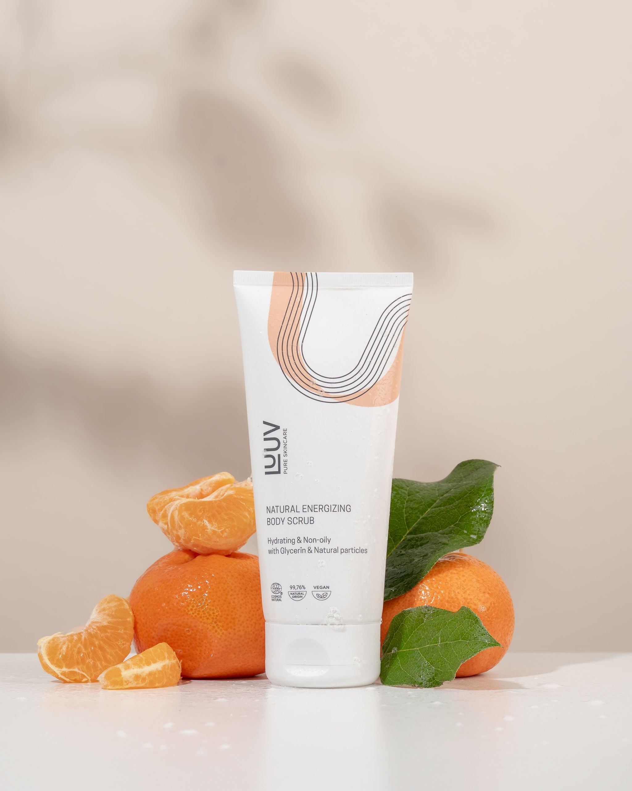 LUUV Havtorn Body Scrub COSMOS 200ml – naturlig kroppsskrubb med citrusdoft, omgiven av mandariner och gröna blad