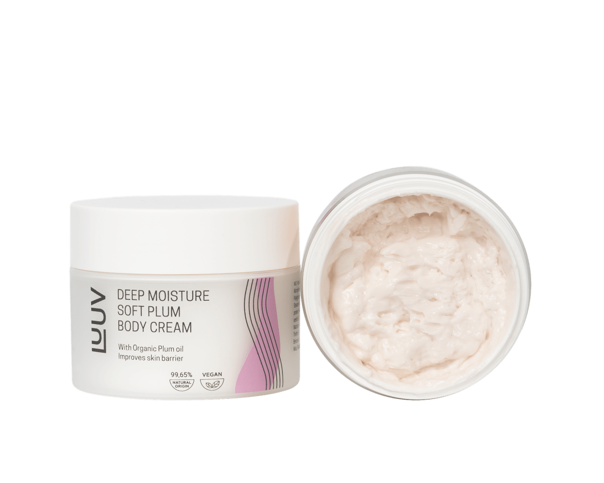 Naturlig djupt fuktgivande Body Cream med plommonolja i vit burk med rosa detaljer, öppen med cremefärgad textur