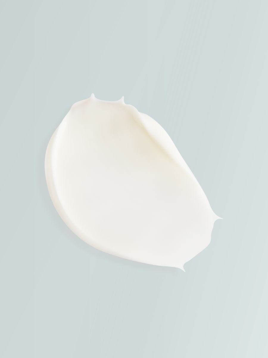 Magrada Jasmine Body Cream - vit krämklick med silkeslen textur mot ljusgrå bakgrund