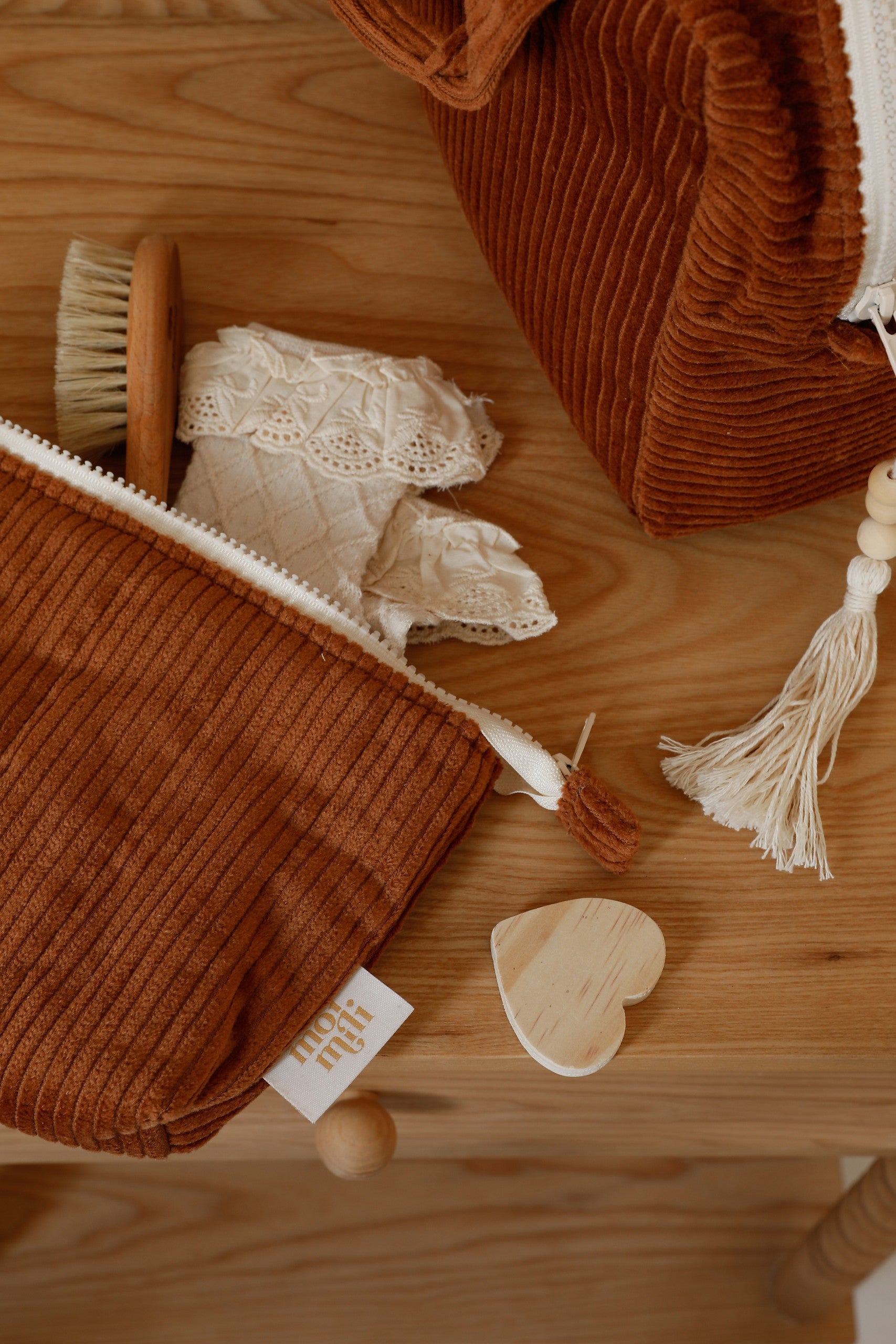 Make-Up Bag Set of 2 - Caramel i manchester med ribbad yta, beigebrun färg, vita dragkedjor och tofsar