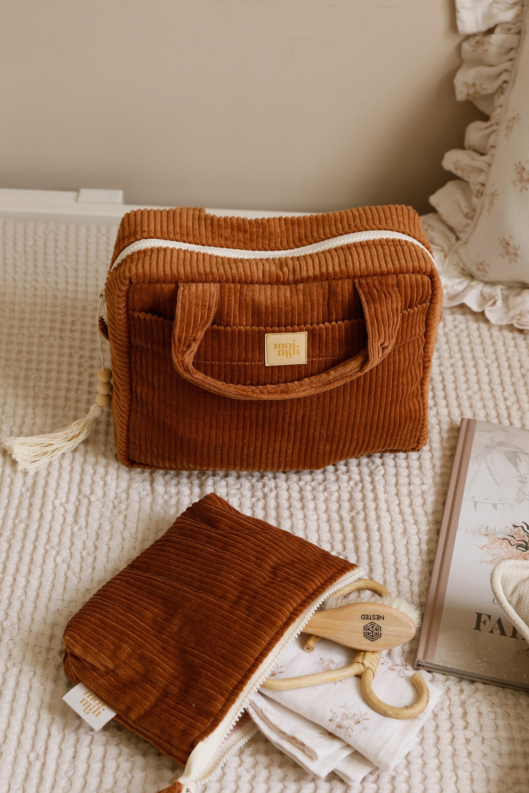 Make-Up Bag Set of 2 Caramel - två sminkväskor i karamellbrun manchester med vita detaljer på vit textil