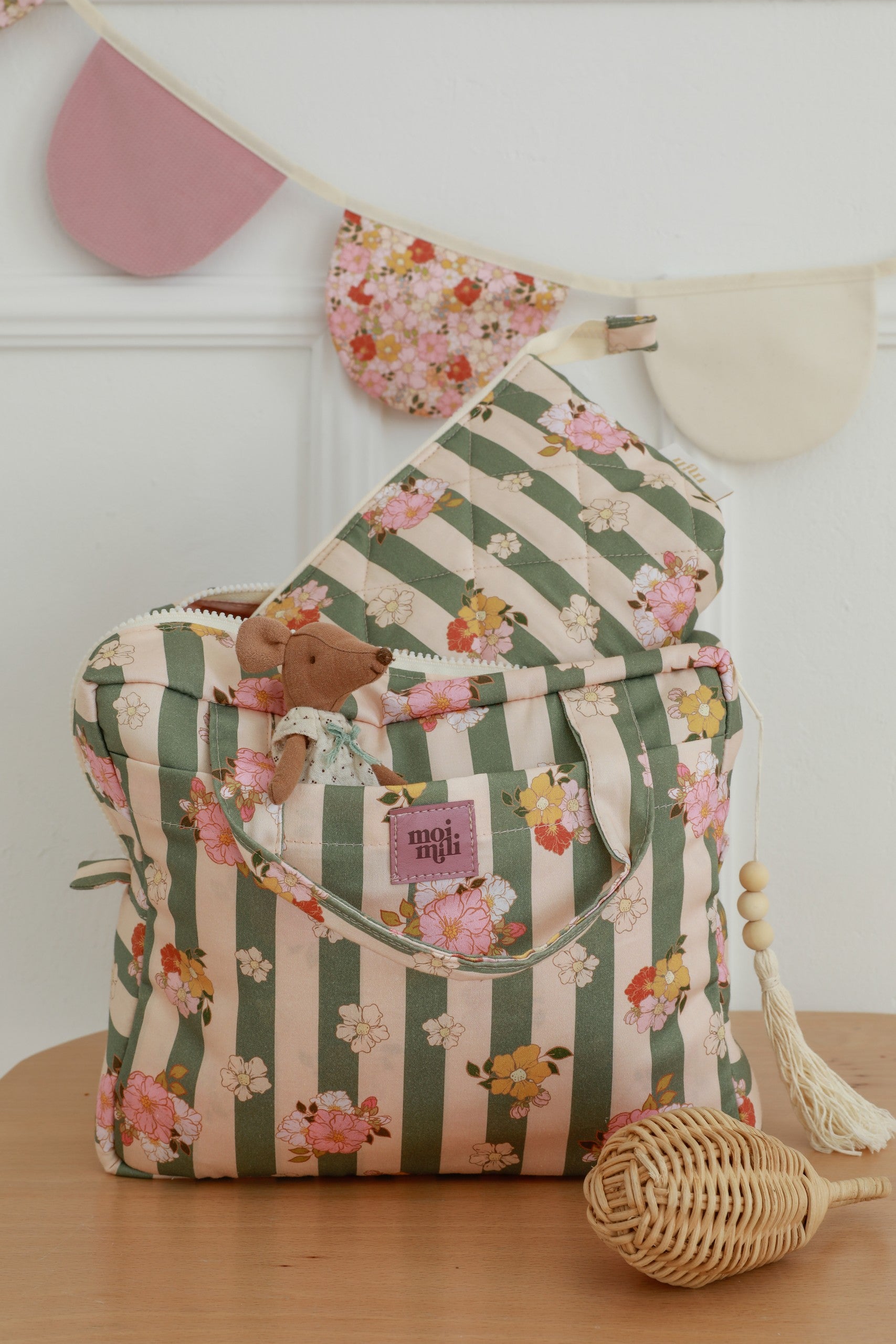 Make-Up Bag Set of 2 - Green Striped: två necessärer med gröna ränder och rosa blommönster, öppet lock visar brunt gosedjur