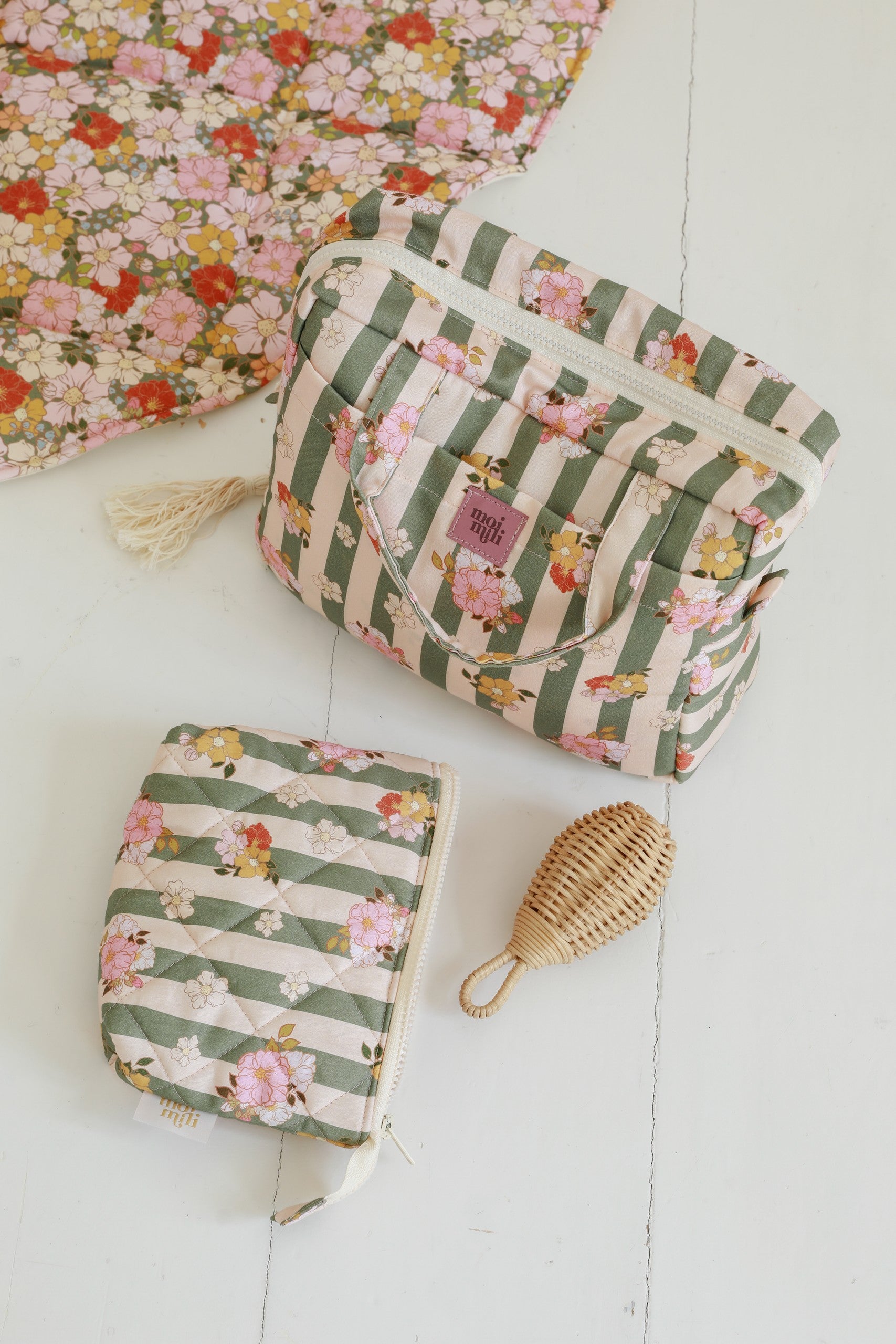 Make-Up Bag Set of 2 - Green Striped: två necessärer med gröna ränder och rosa blommönster, med borste
